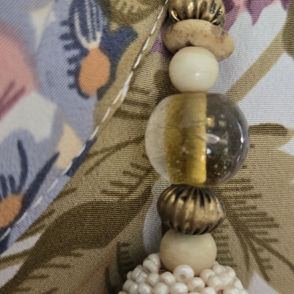 Elegant Cream Beaded Necklace - Picture 9 of 11